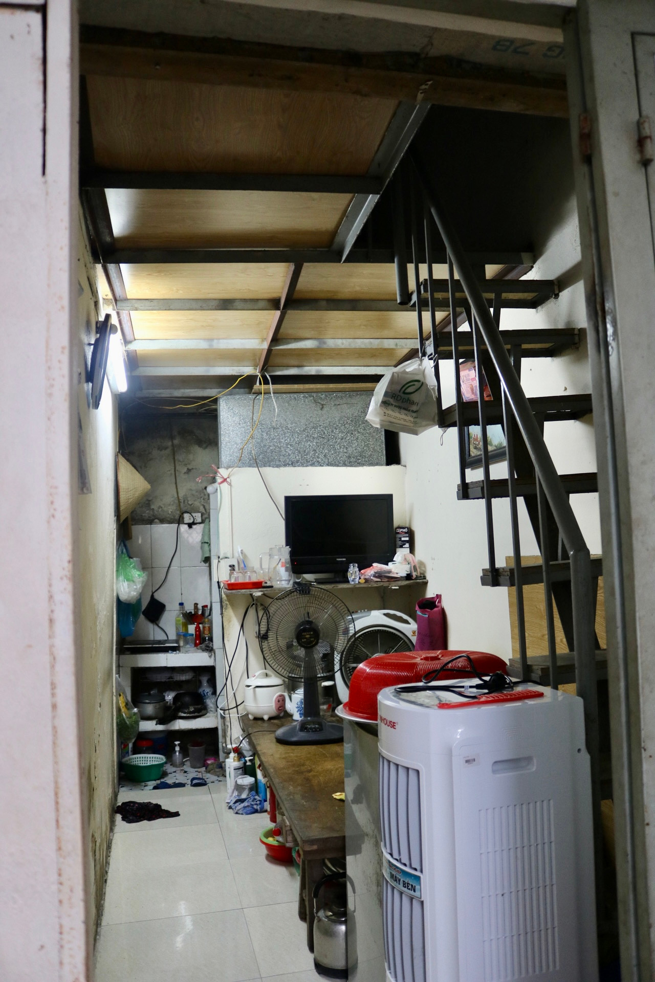 Bà N.T.B sống mấy chục năm ở căn nhà nhỏ nằm sâu trong một ngách thuộc ngõ 15 (đường Hồng Hà, Phúc Xá). Căn nhà của bà còn chưa được 10 m2, đã xuống cấp từ lâu nhưng do nằm trong dự án Sông Hồng City cũng chỉ có thể sửa tạm và cơi nới thêm chút trên gác thành chỗ để đồ lặt vặt.