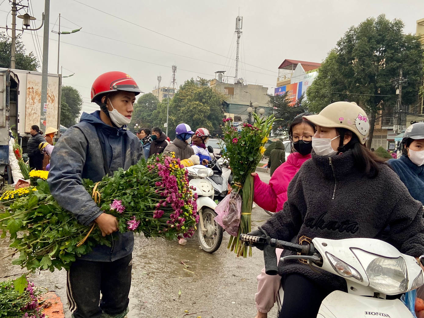 Vì là chợ đầu mối nên tại đây có nhiều loại hoa để người tiêu dùng tha hồ lựa chọn như hoa ly, hoa cúc các loại, hoa dơn, thạch thảo, cát tường, hoa hồng...