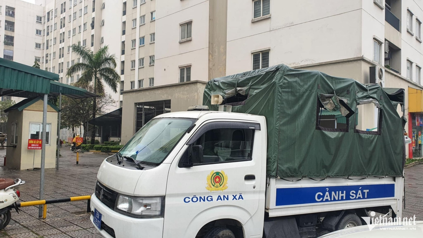 Ô tô của lực lượng công an xuất hiện ở khu vực gần hiện trường.