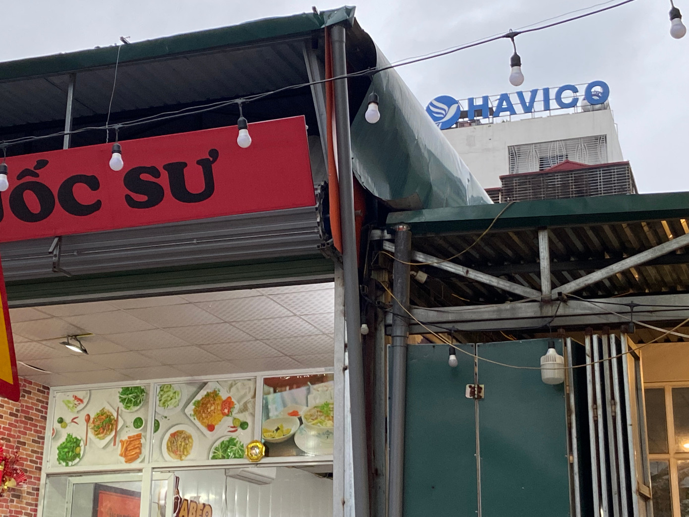 Hầu hết những công trình trên đoạn đường này đều được thiết kế và xây dựng bằng khung sắt Hầu hết những công trình trên đoạn đường này đều được thiết kế và xây dựng bằng khung sắt