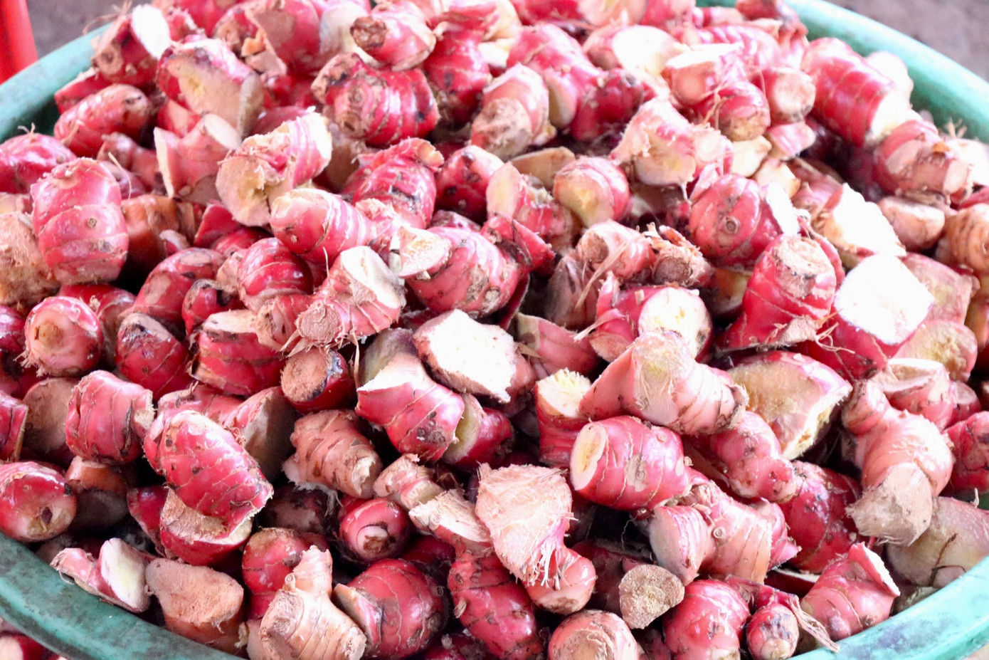 Theo bà Hậu - một người làm ở cơ sở cá kho, để làm nên một niêu cá kho ngon, không thể thiếu sự tỉ mỉ trong từng công đoạn. Một niêu cá kho Vũ Đại hoàn hảo phải được chuẩn bị kỹ lưỡng từ nguyên liệu đến quy trình. Cá trắm đen là loại cá được chuộng nhất khi làm món cá kho này. Mỗi con cá trắm được lựa chọn phải có cân nặng tối thiểu 4kg với thân chắc thịt, không bị dập hay hư hỏng. Các gia vị như chanh tươi, ớt, gừng, riềng, tiêu, mắm ngon... cũng phải được lựa chọn kỹ càng để tạo nên hương vị đậm đà.