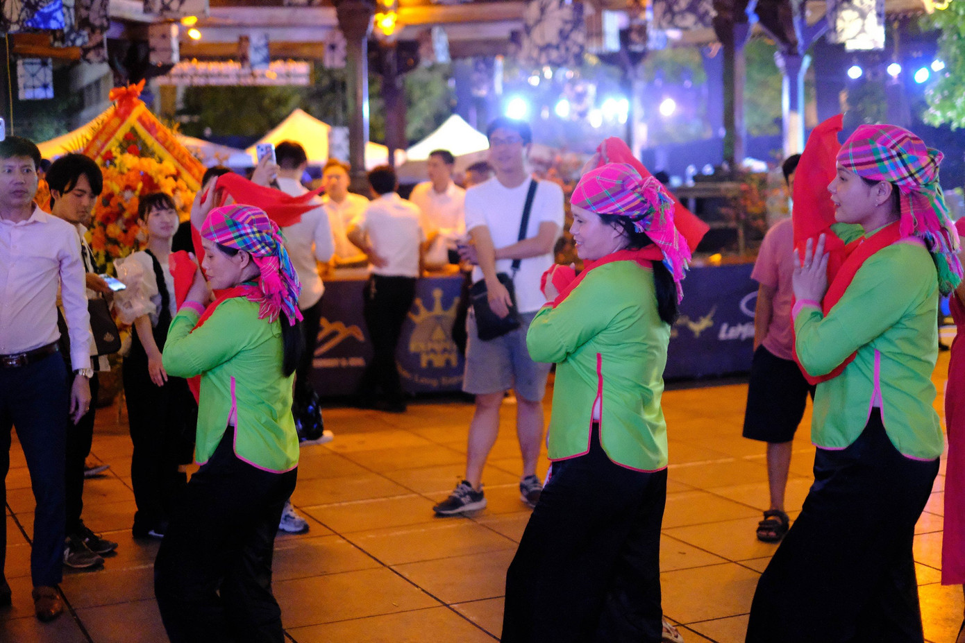 Tại “Ngày hội văn hóa - du lịch Sa Pa tại Hà Nội”, người dân và du khách sẽ được tham gia nhiều hoạt động trải nghiệm không gian văn hóa, du lịch Sa Pa; tìm hiểu về nghề và các sản phẩm nghề thủ công truyền thống các dân tộc như chế tác khèn, chạm khắc bạc, nghề thủ công mây tre đan, dệt dây hoa, vẽ sáp ong, thêu hoa văn trang phục Mông đen, nghề làm trống…