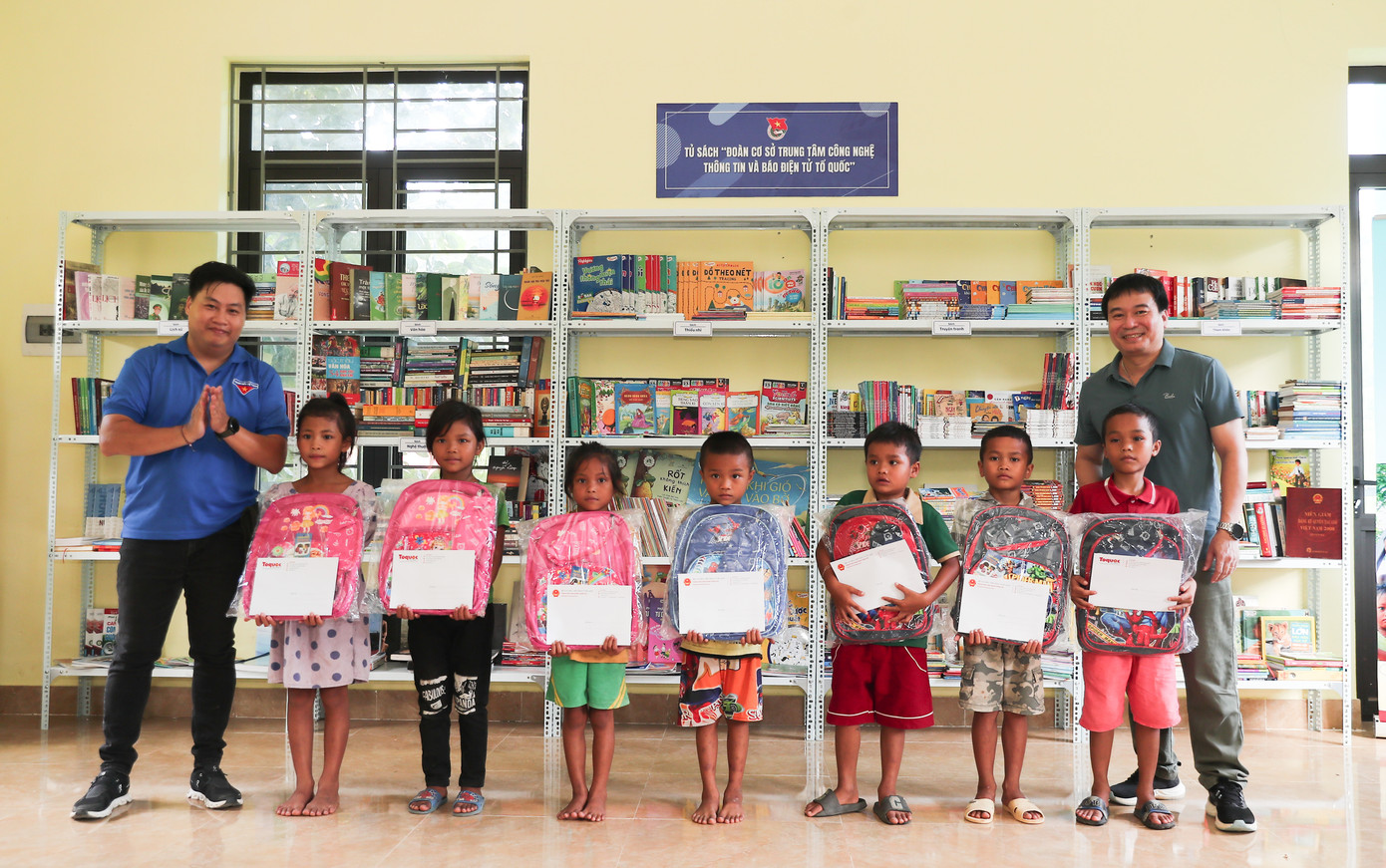 Nhiều phần quà được trao đến tay các bạn trẻ và hộ gia đình có hoàn cảnh khó khăn tại bản Trung Sơn. Nhiều phần quà được trao đến tay các bạn trẻ và hộ gia đình có hoàn cảnh khó khăn tại bản Trung Sơn.