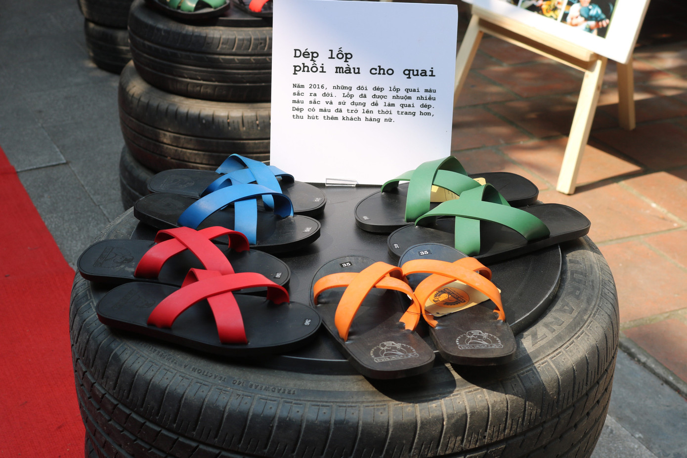 Những đôi dép cao su ngày nay có nhiều màu sắc hơn để phục vụ thị hiếu của người dùng.