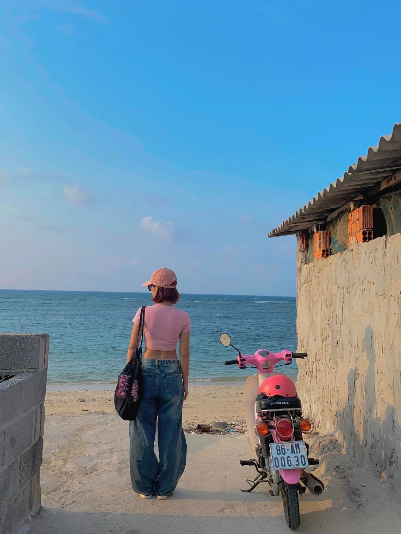 Thời gian đầu rời phố thị, một mình dọn ra đảo sống một cuộc sống mới, môi trường thay đổi khiến Huyền nhớ gia đình, bạn bè, và đôi lúc cũng cảm thấy cô đơn. Những dần dần, cô quen với nhịp sống trên đảo và bắt đầu hòa nhịp với thiên nhiên, con người nơi đây. Thời gian đầu rời phố thị, một mình dọn ra đảo sống một cuộc sống mới, môi trường thay đổi khiến Huyền nhớ gia đình, bạn bè, và đôi lúc cũng cảm thấy cô đơn. Những dần dần, cô quen với nhịp sống trên đảo và bắt đầu hòa nhịp với thiên nhiên, con người nơi đây.