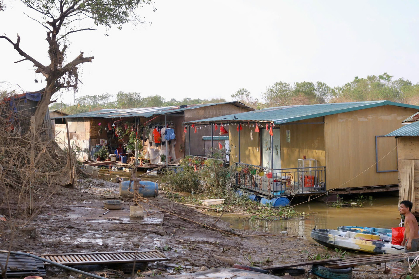 Men theo con đường nhỏ sâu hun hút dẫn từ cầu Long Biên xuống, xóm phao nằm ẩn mình trong những bụi cây rậm rạp bám đầy bùn đất. Men theo con đường nhỏ sâu hun hút dẫn từ cầu Long Biên xuống, xóm phao nằm ẩn mình trong những bụi cây rậm rạp bám đầy bùn đất.