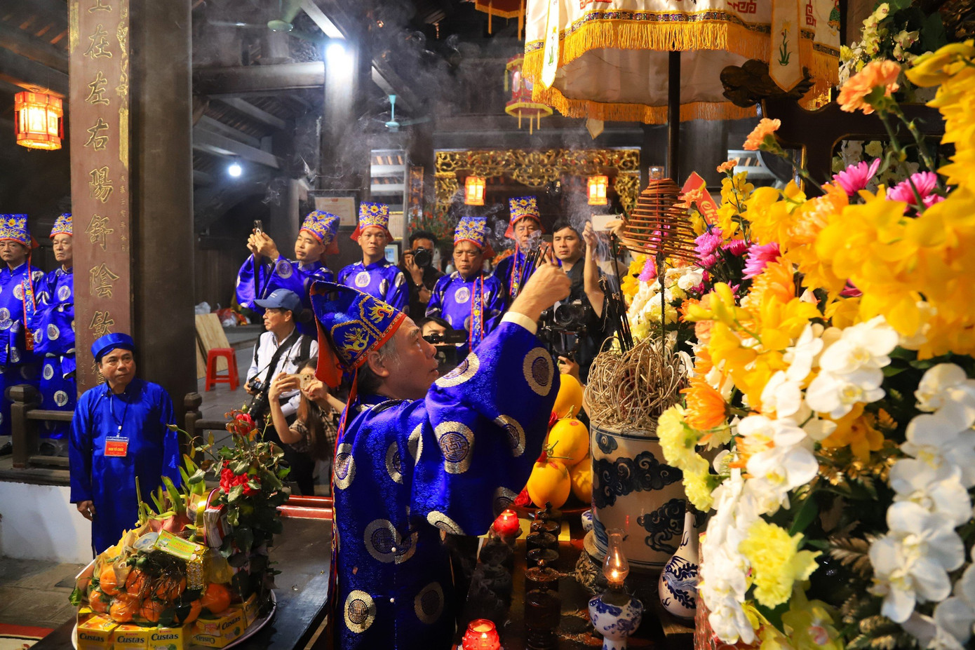 Theo đó, lễ rước nước, tắm bài vị, rước bài vị được diễn ra từ Miếu Bát Tràng và rước về Đình Bát Tràng, buổi lễ diễn ra trong không khí trang nghiêm với cờ phướn và kiệu đỏ rực rỡ. Mâm lễ dâng lên bề trên được gọi là Tam chính gồm 1 con trâu tơ thui béo, 1 con dê thui béo, 1 con heo sữa quay. Mâm cỗ bao gồm 6 mâm cỗ mặn và 4 mâm xôi.