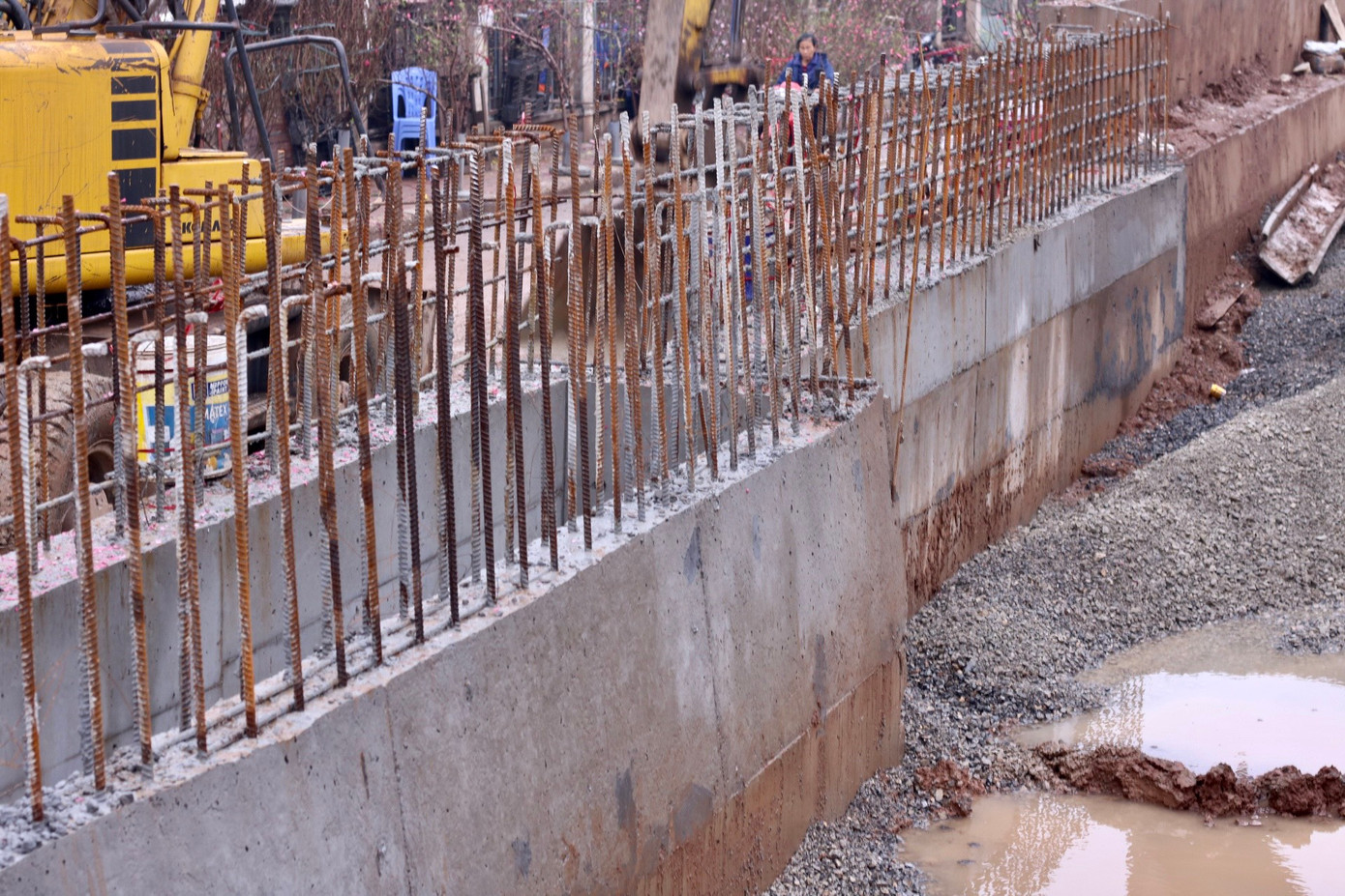 Dự án vừa được tái thi công trở lại từ tháng 11/2023 sau 4 tháng tạm dừng và dự kiến sẽ hoàn thành trong năm 2024. Dự án vừa được tái thi công trở lại từ tháng 11/2023 sau 4 tháng tạm dừng và dự kiến sẽ hoàn thành trong năm 2024.