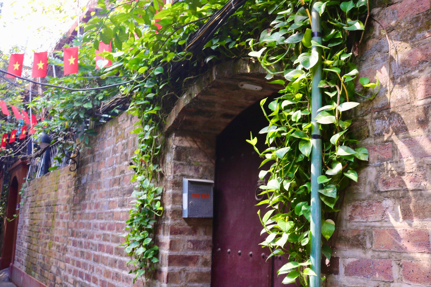 Các tường gạch đa phần để trần không trát vữa, điểm xuyết bằng dây leo. Tất cả tạo nên lối kiến trúc mộc mạc cho con ngõ nhỏ.