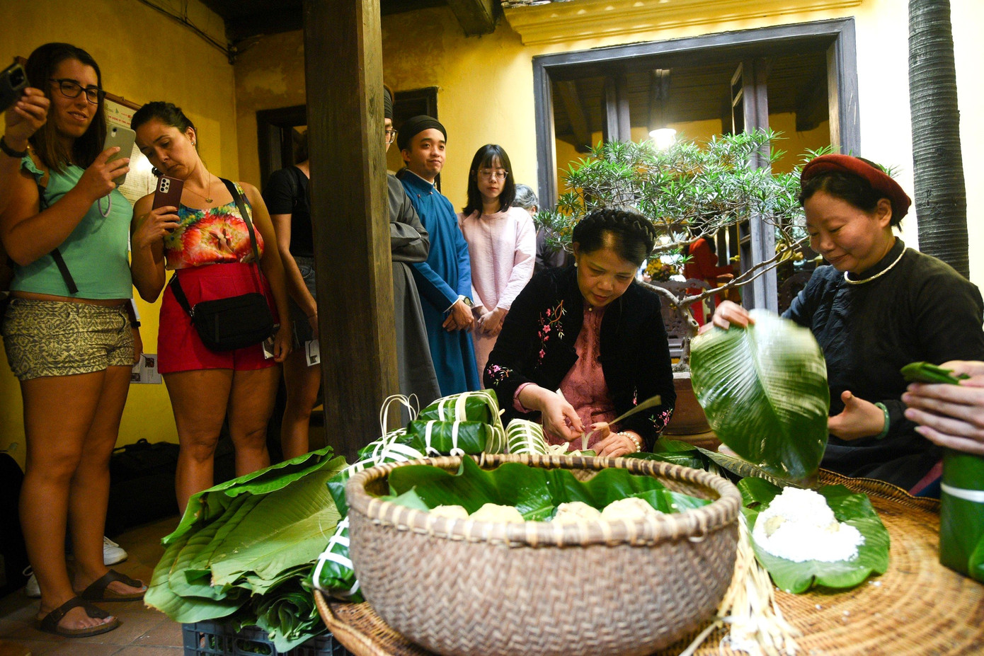 Hình ảnh người Hà Nội xưa đón Tết thông qua sự sắp đặt trong không gian vô cùng ấm áp, trang trọng của Ngôi nhà di sản 87 Mã Mây và hoạt động gói bánh chưng, bánh tét đã thu hút nhiều khách du lịch và các bạn trẻ đến tham quan, trải nghiệm.