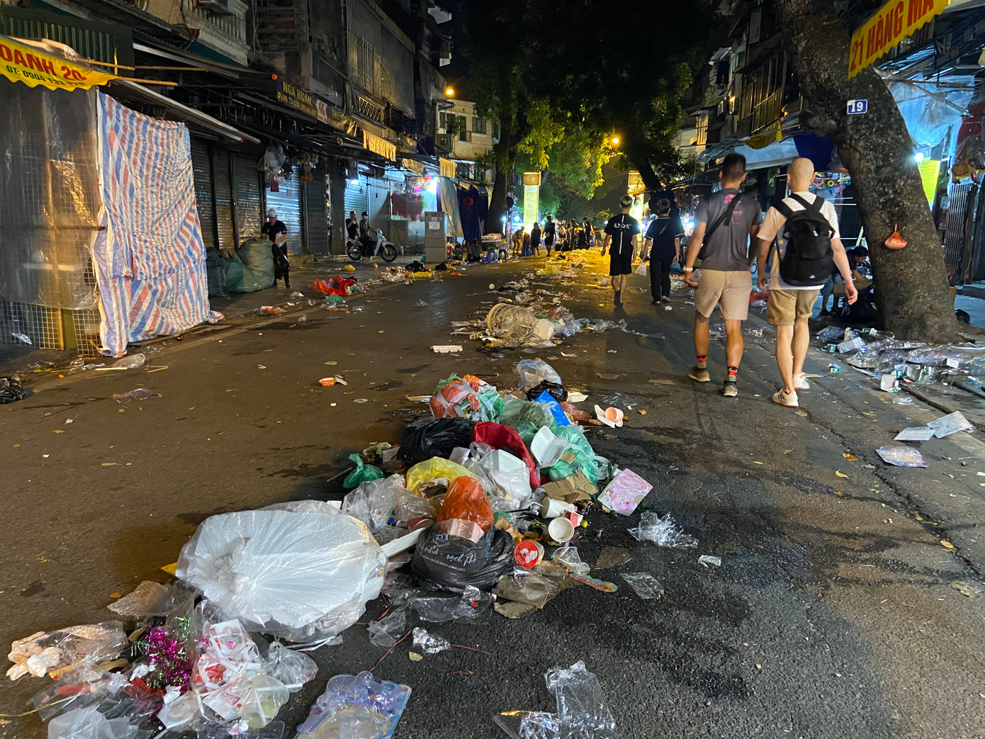 Rác nối thành hàng dài giữa lòng đường. Rác nối thành hàng dài giữa lòng đường.