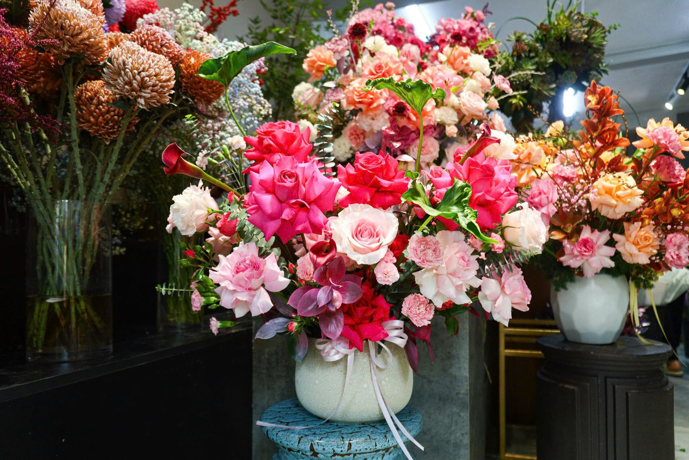 Năm nay, thị trường hoa tươi cao cấp ở Hà Nội được đánh giá khá nhộn nhịp. Theo anh Nam, tính tới thời điểm hiện tại thì lượng đơn đặt hàng tại cửa hàng anh tăng 15% so với các năm trước. Dự báo, sát ngày 20/10 giá hoa cũng sẽ tăng lên khoảng 20% so với ngày thường. Năm nay, thị trường hoa tươi cao cấp ở Hà Nội được đánh giá khá nhộn nhịp. Theo anh Nam, tính tới thời điểm hiện tại thì lượng đơn đặt hàng tại cửa hàng anh tăng 15% so với các năm trước. Dự báo, sát ngày 20/10 giá hoa cũng sẽ tăng lên khoảng 20% so với ngày thường.