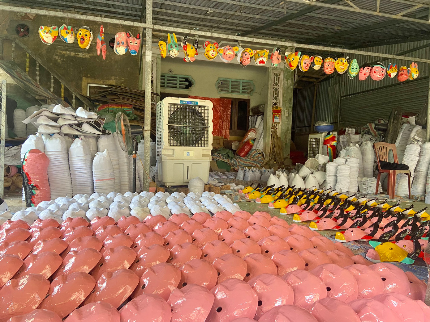 Khoảng sân rộng hơn 40m2 nhà ông Vũ Huy Đông những ngày gần đây xếp đầy những chiếc mặt nạ giấy bồi, trong đó có cả loại đang chờ hoàn thiện và đã hoàn thiện. Tất cả những chiếc mặt nạ ở đây đều đã được khách sỉ đặt hàng từ trước và đang chờ hoàn thiện để xe đến lấy đi.