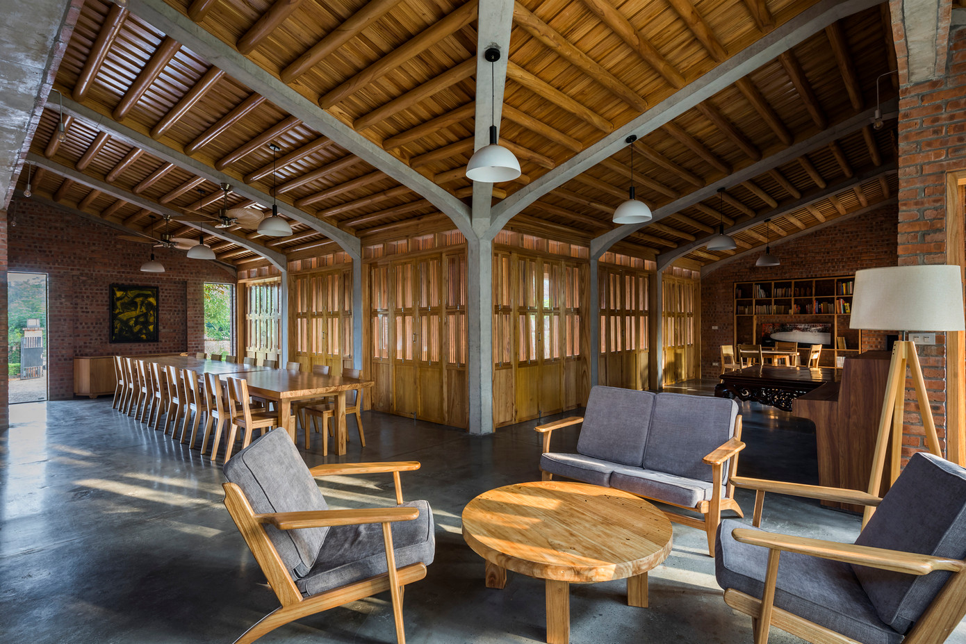 Tầng một ngôi nhà là không gian thờ và phòng sinh hoạt, ăn uống được bố trí không gian liên kết với nhau, đồng thời kết nối với sân trung tâm phía trước, giúp mọi người di chuyển linh hoạt và dễ dàng mở rộng các hoạt động.