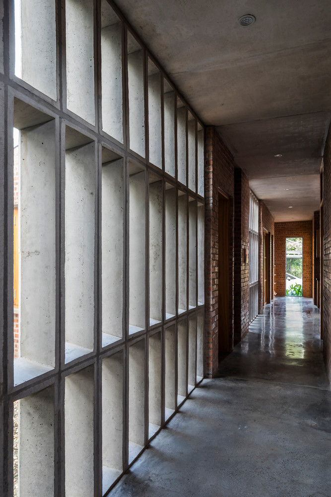 Hành lang được thiết kế liền mạch, thông thoáng với những ô cửa đón gió.