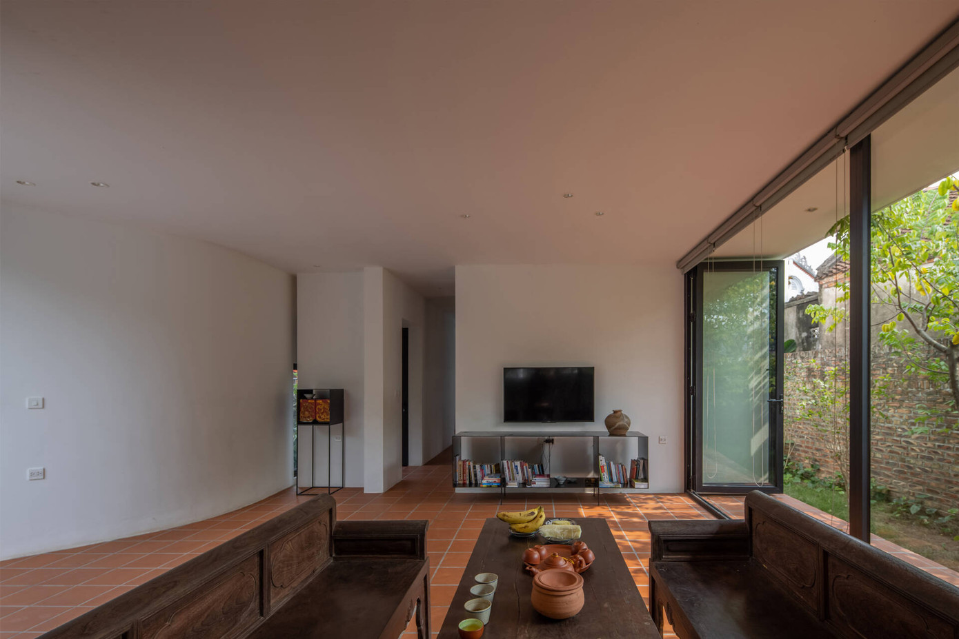 Dãy phòng được thiết kế mang nhiều công năng khác nhau bên hướng Nam của ngôi nhà nhằm mục đích đón sáng và gió được tốt nhất. Phía bắc là khu vực hành lang, cầu thang tạo khoảng đệm tránh cho nhiệt độ phòng bị ảnh hưởng trực tiếp với nhiệt độ bên ngoài.