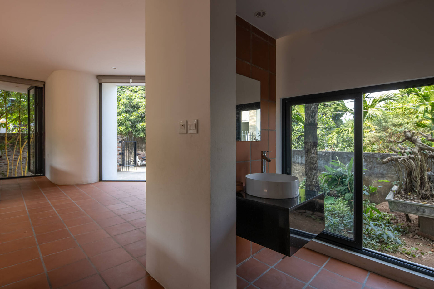 Ánh sáng tự nhiên được tận dụng thông qua những cửa kính lớn tại các phòng của ngôi nhà. Thiết kế vừa mang lại không gian sống chan hoà, vừa giúp tiết kiệm năng lượng điện đáng kể.