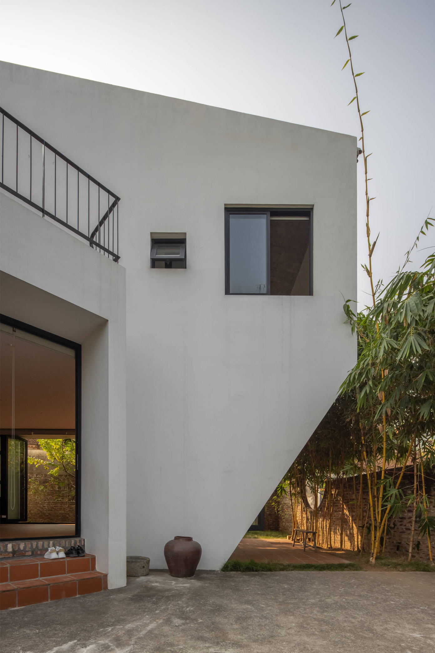 Những kiến trúc sư đã khéo léo khoác lên cho ngôi nhà những đường nét kiến trúc đương đại với không gian sống tiện nghi, đáp ứng nhu cầu và thẩm mỹ của thế kỷ mới.