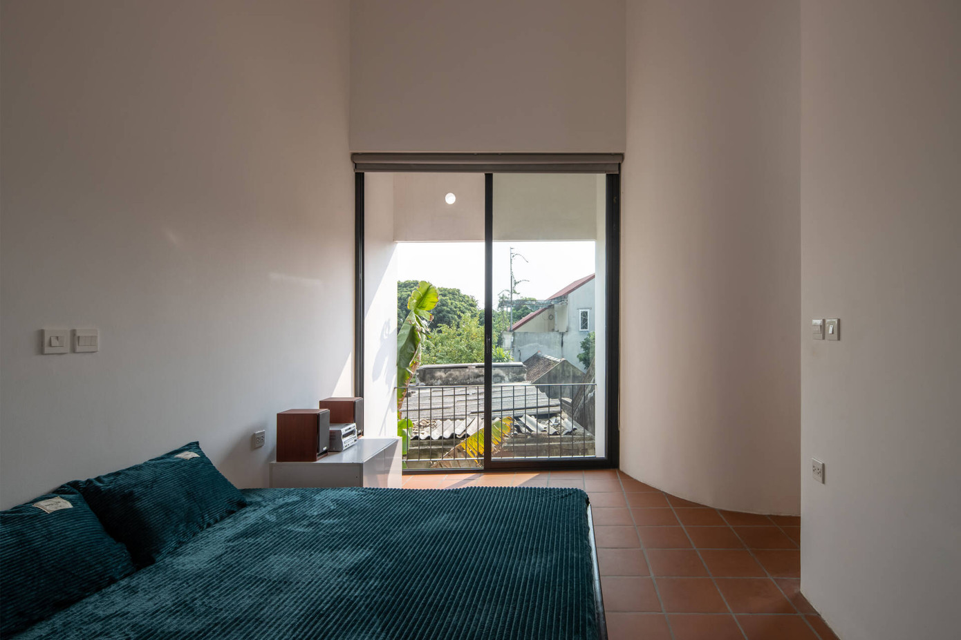 Ánh sáng tự nhiên được tận dụng thông qua những cửa kính lớn tại các phòng của ngôi nhà. Thiết kế vừa mang lại không gian sống chan hoà, vừa giúp tiết kiệm năng lượng điện đáng kể.