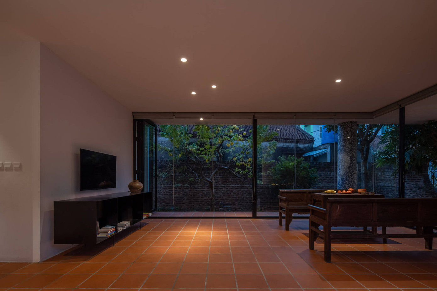 Dãy phòng được thiết kế mang nhiều công năng khác nhau bên hướng Nam của ngôi nhà nhằm mục đích đón sáng và gió được tốt nhất. Phía bắc là khu vực hành lang, cầu thang tạo khoảng đệm tránh cho nhiệt độ phòng bị ảnh hưởng trực tiếp với nhiệt độ bên ngoài.