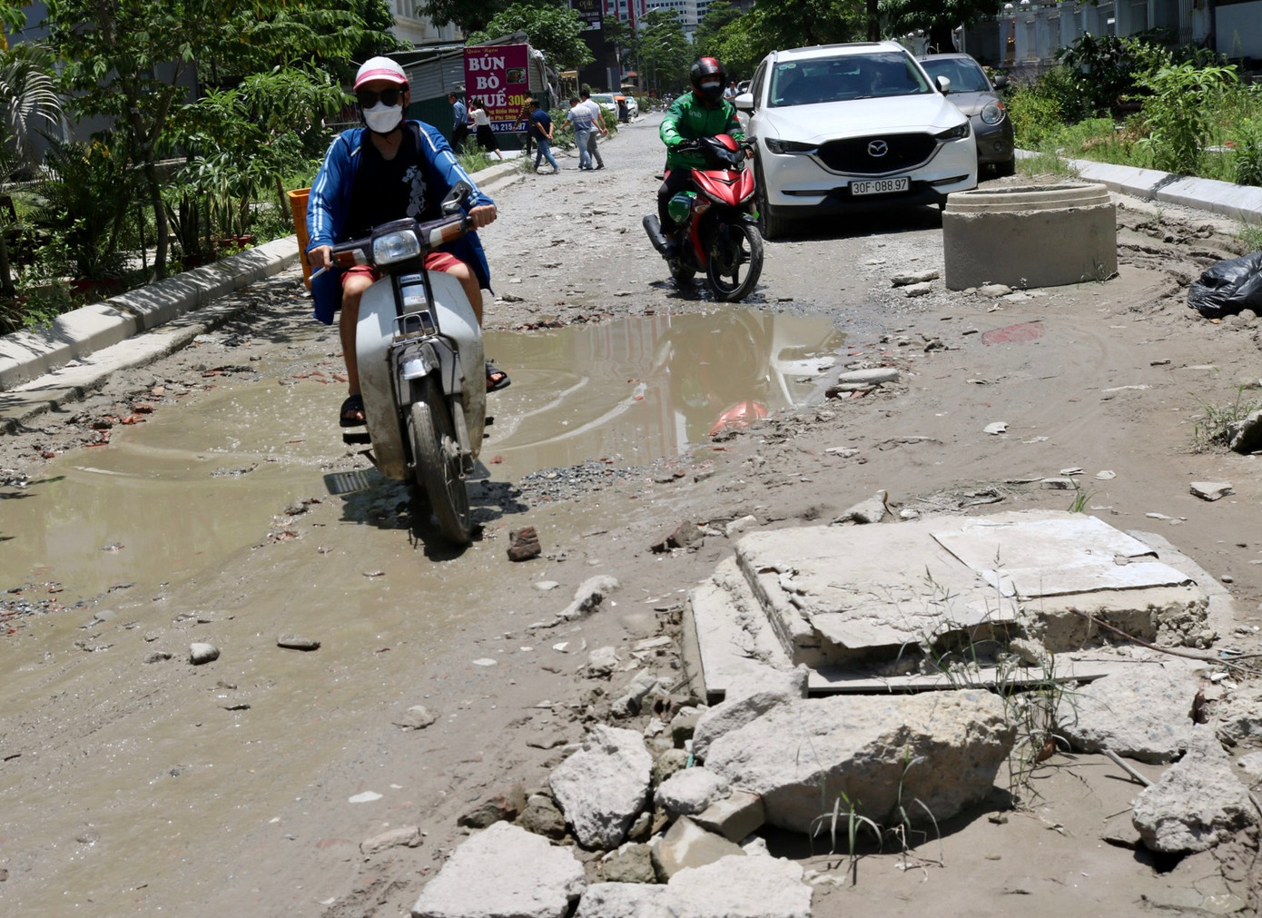 Đã 3 năm kể từ khi đoạn đường thuộc ngõ 8, phố Tôn Thất Thuyết (quận Nam Từ Liêm, Hà Nội) được đưa vào thi công và cũng từng ấy năm người dân khu vực này phải đối mặt với sự bất tiện, xuống cấp mà nó đem lại.