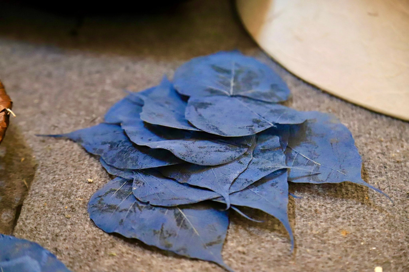 Sản phẩm đầu tiên Hương làm ra là chùm đèn hoa. Khi làm xong thấy xinh, treo lên được bạn bè khen và động viên làm nên Cúc Hương bắt đầu làm nhiều hơn và giới thiệu sản phẩm của mình đến nhiều người hơn. Từ đó cô có được những đơn hàng đầu tiên với loại giấy nghệ thuật truyền thống này.