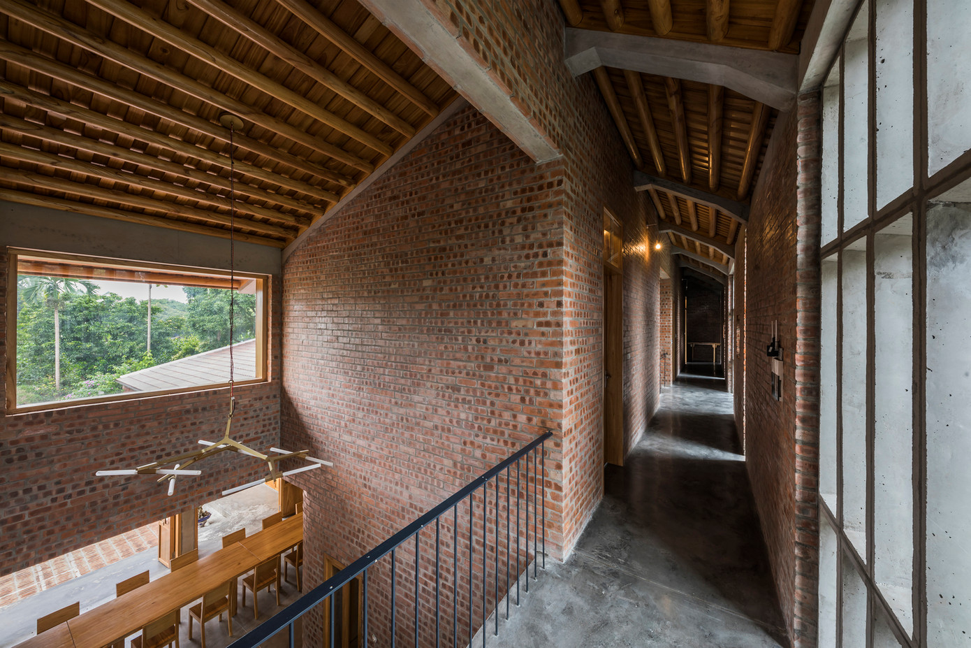 Với tổng diện tích 1.200 m2, được bao quanh bởi khung cảnh xanh mát, lối di chuyển trong và ngoài nhà được quy hoạch theo dạng zích zắc để tạo sự linh hoạt và phong phú trong trải nghiệm.