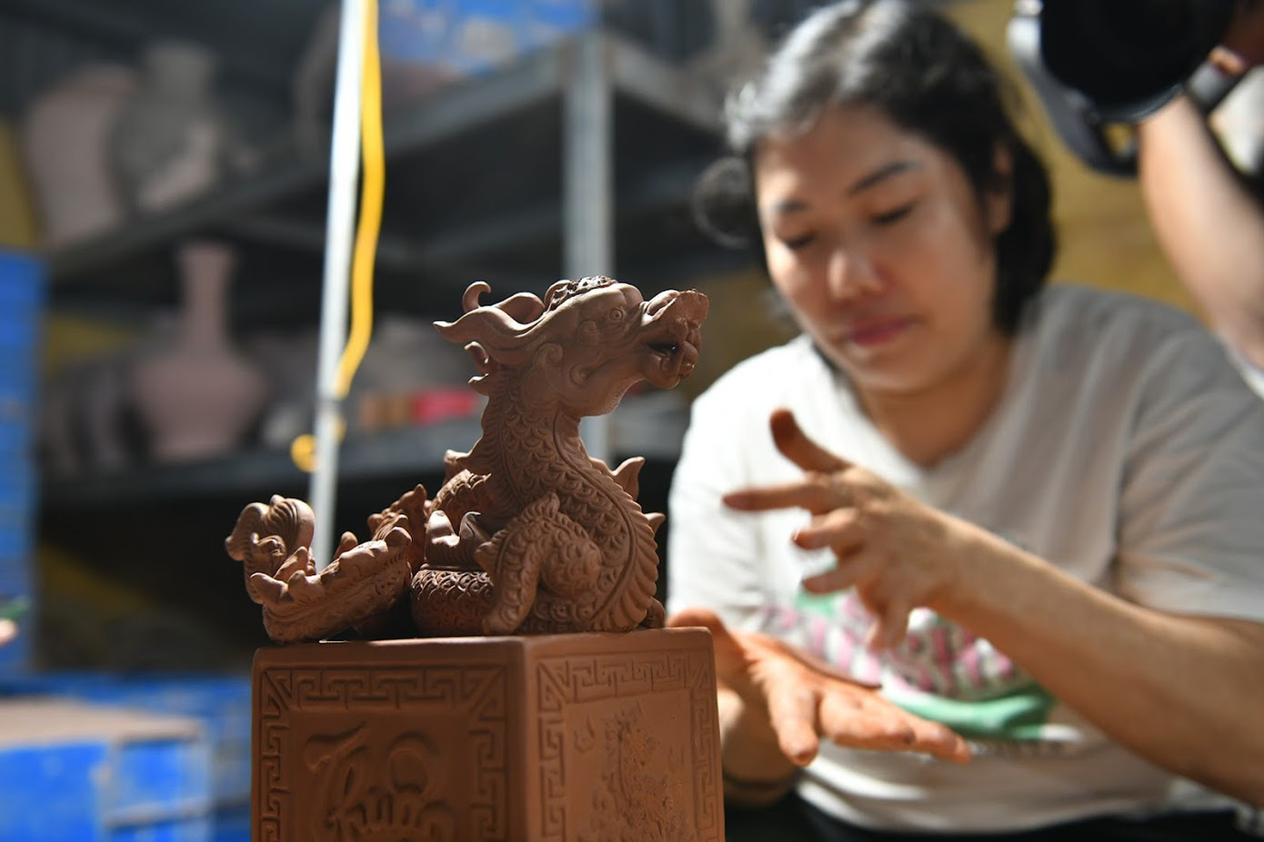 Theo ông Khoa công đoạn tạo hình bằng đất sét được coi là một công đoạn quan trọng, đòi hỏi sự tỉ mỉ trong từng chi tiết nhỏ để tạo ra dấu ấn riêng không nhầm lẫn với hình tượng rồng của nhiều quốc gia khác.