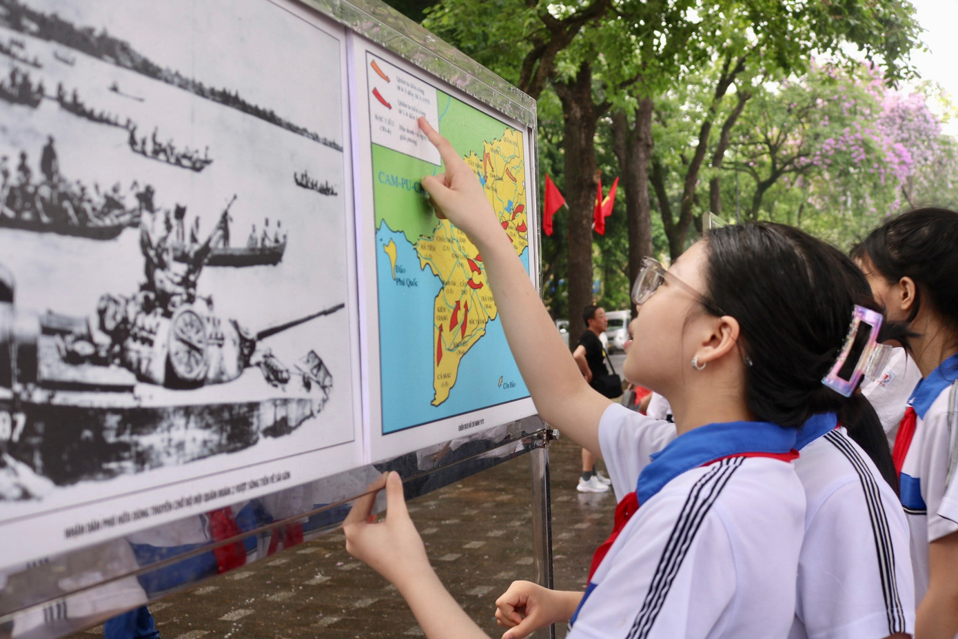 Học sinh hai trường háo hức tìm hiểu về Chiến dịch lịch sử Điện Biên Phủ đất nước qua những tư liệu, tranh ảnh tại triển lãm.