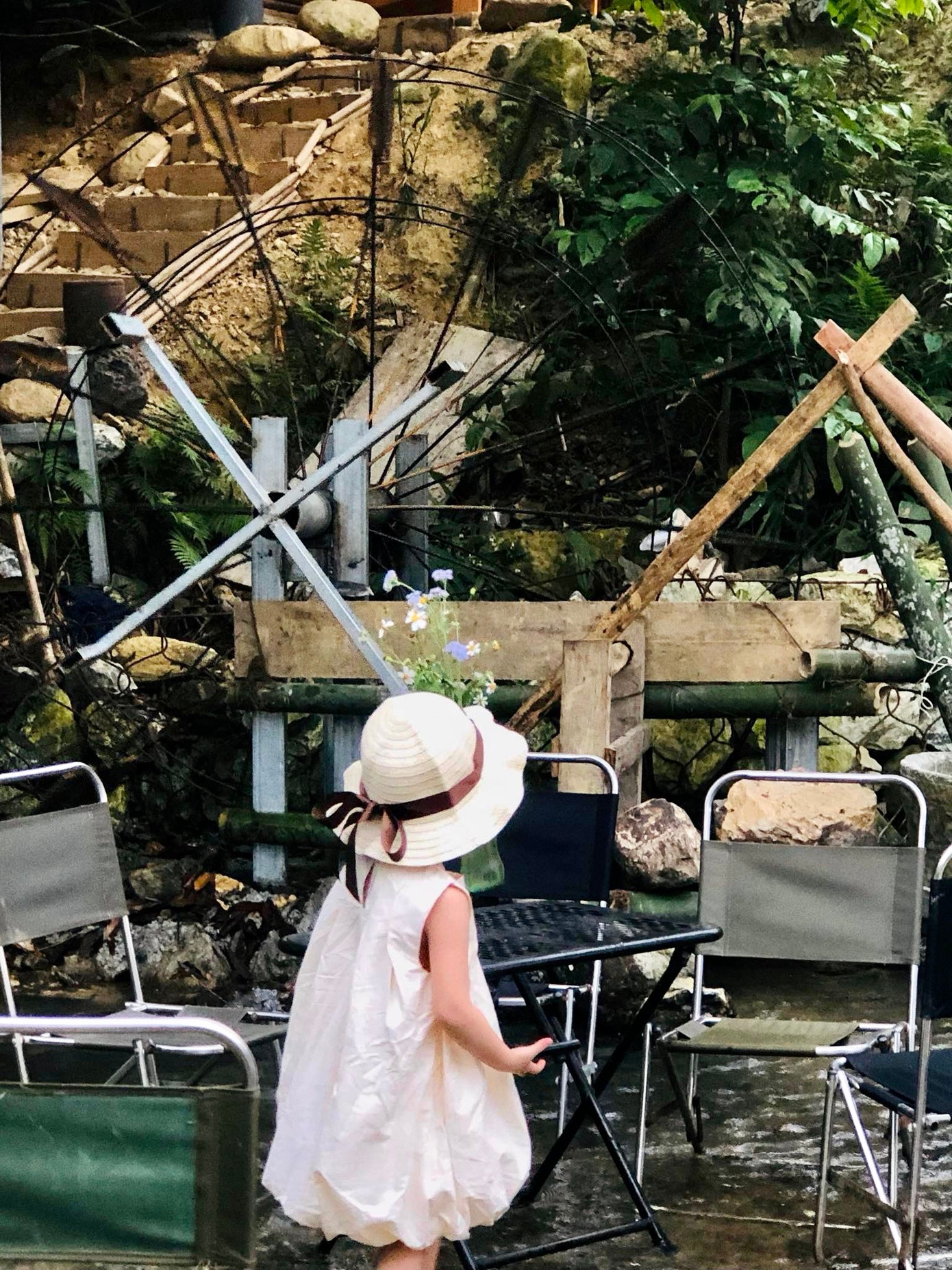 Nước suối mát và trong lành nên nhiều gia đình đưa con nhỏ đến vui chơi. Nước suối mát và trong lành nên nhiều gia đình đưa con nhỏ đến vui chơi.