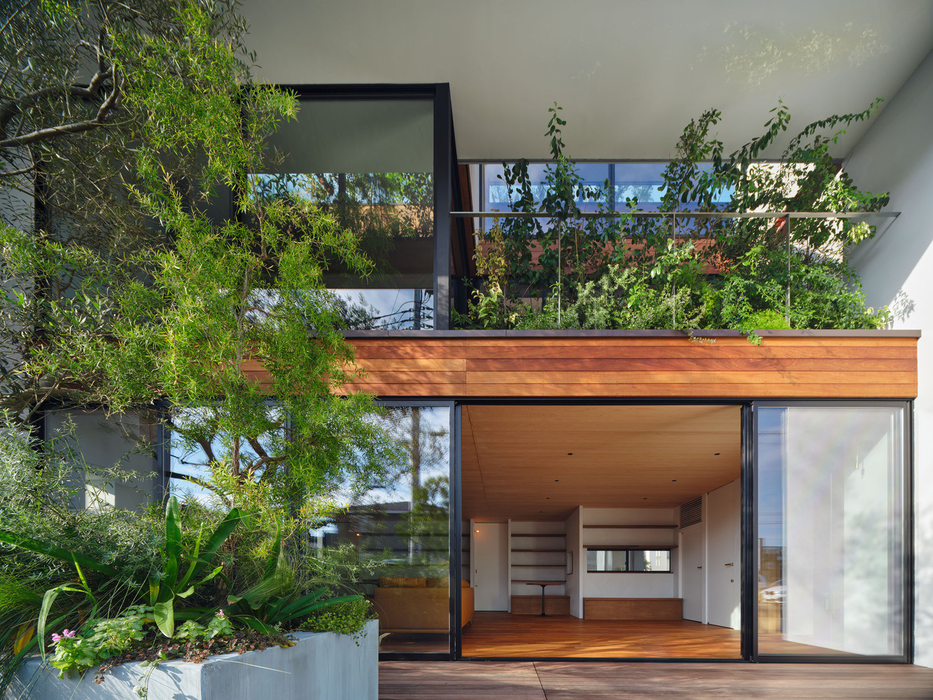 Bên cạnh đó còn có đủ không gian cho một thư viện mini của cư dân trong khu phố, hoặc biến không gian thành một rạp chiếu phim tạm thời. Bên cạnh đó còn có đủ không gian cho một thư viện mini của cư dân trong khu phố, hoặc biến không gian thành một rạp chiếu phim tạm thời.