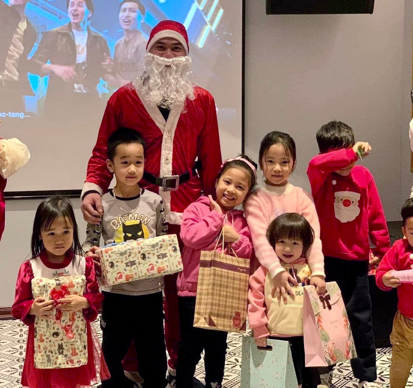 Nhiều bạn nhỏ vui vẻ và hào hứng khi được ông già Noel tặng quà. Ảnh: NVCC Nhiều bạn nhỏ vui vẻ và hào hứng khi được ông già Noel tặng quà. Ảnh: NVCC