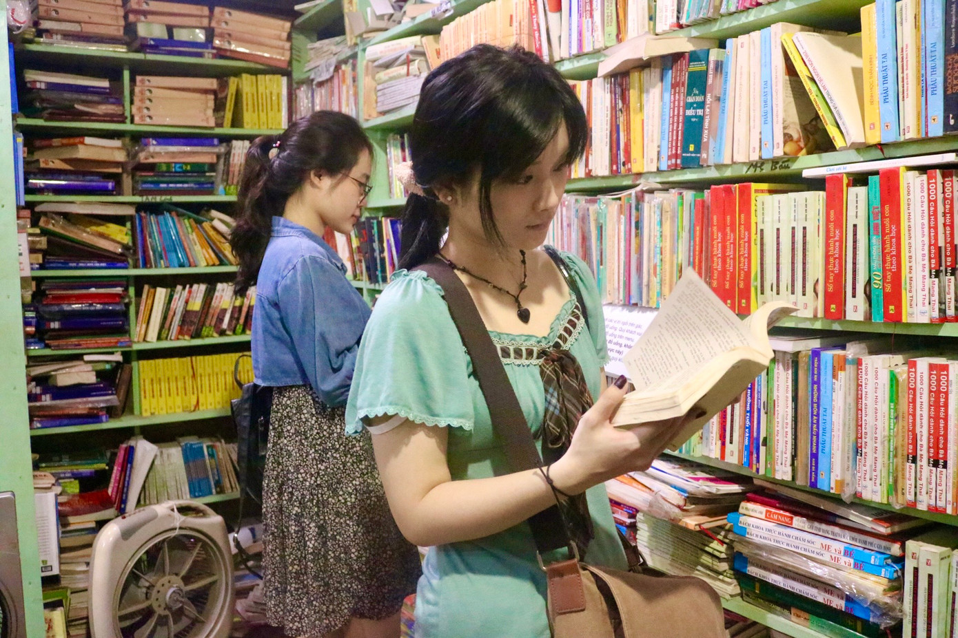 Một vài năm trở lại đây, khi công nghệ phát triển, lượng khách của nhà sách không những không giảm mà có phần còn tăng hơn trước. Ngoài tệp khách quen, giới trẻ ngày nay cũng có cách &quot;truyền tai nhau&quot; rất nhanh, lượng người tìm đến với tiệm sách cũng vì thế ngày một tăng.