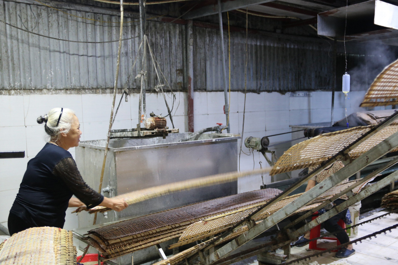 Trải qua nhiều công đoạn, từ ngâm gạo, cho vào cối xay, làm chín qua nồi áp suất, đem phơi trên những chiếc phên tre và đoạn cuối cùng là hoàn thiện sản phẩm. Những chiếc bánh đa nem làng Chều có màu bánh trắng, mềm và có độ dẻo cao, thơm mùi gạo.