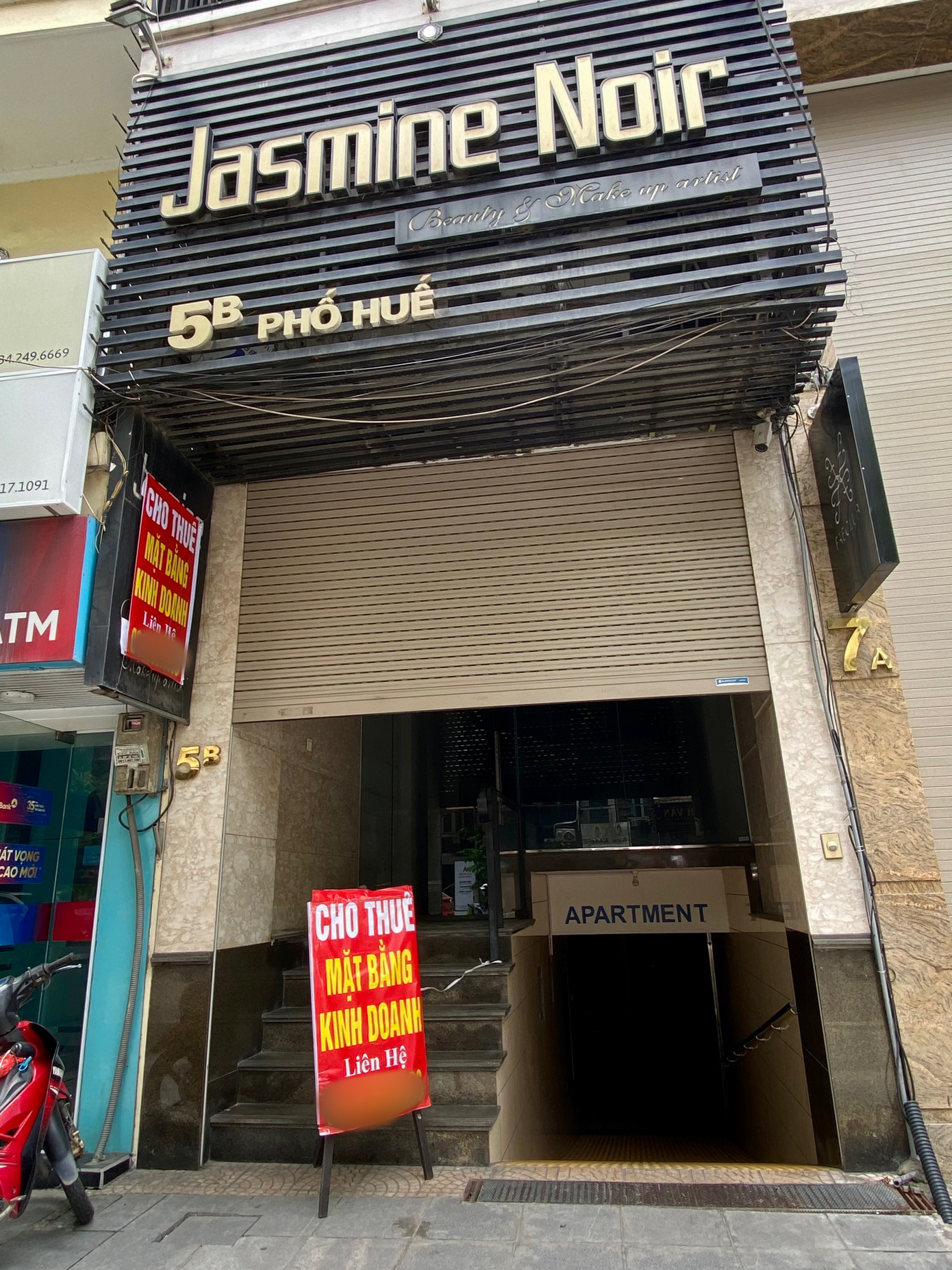 Dù đã giảm giá hoặc sẵn sàng hỗ trợ chi phí tu sửa nhưng giá thuê vẫn trên mức có có thể chi trả của nhiều hộ kinh doanh nên khó tìm được người cho thuê. Một vài môi giới cho biết, nhiều địa điểm có người hỏi đến nhưng chủ nhà sẵn sàng bỏ trống mặt bằng chứ không thương lượng giá cả. Dù đã giảm giá hoặc sẵn sàng hỗ trợ chi phí tu sửa nhưng giá thuê vẫn trên mức có có thể chi trả của nhiều hộ kinh doanh nên khó tìm được người cho thuê. Một vài môi giới cho biết, nhiều địa điểm có người hỏi đến nhưng chủ nhà sẵn sàng bỏ trống mặt bằng chứ không thương lượng giá cả.