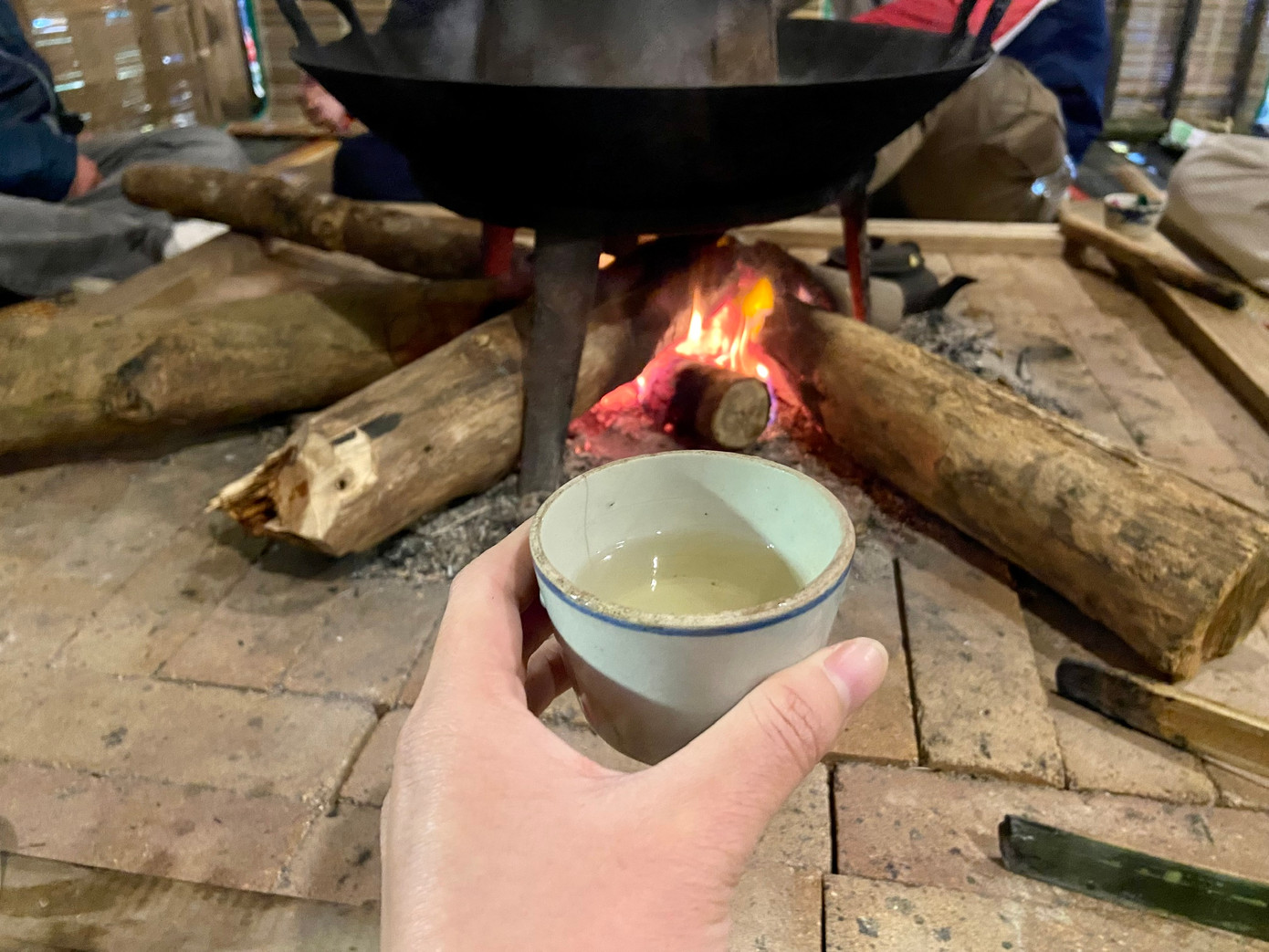 Ngồi bên bếp lửa, uống trà mật ong và nghe kể về Tết truyền thống là nét đẹp trong văn hóa của người dân tộc Tày ở bản làng Thái Hải.