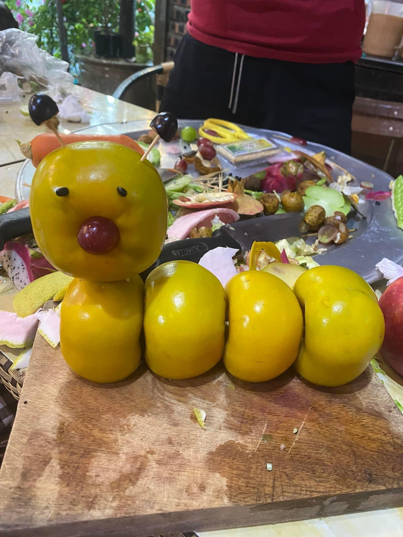 Con sâu được ghép từ những trái hồng Con sâu được ghép từ những trái hồng