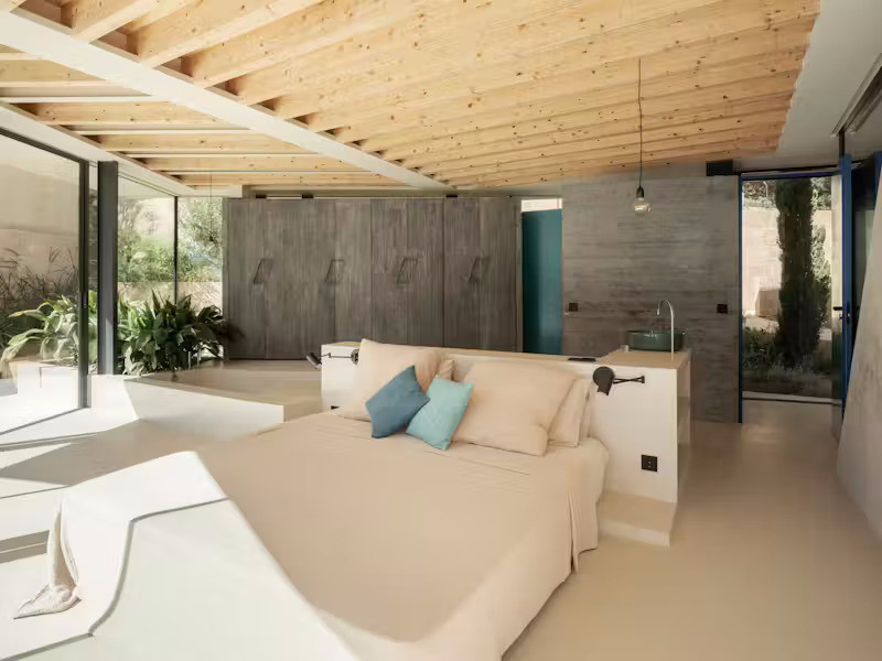 Tại đây, những tán lá, thân cây, hoa cỏ trở thành vách ngăn sống, liên tục chuyển động theo ánh nắng và gió, tạo nên sự thay đổi cảnh quan qua từng khoảnh khắc trong ngày.