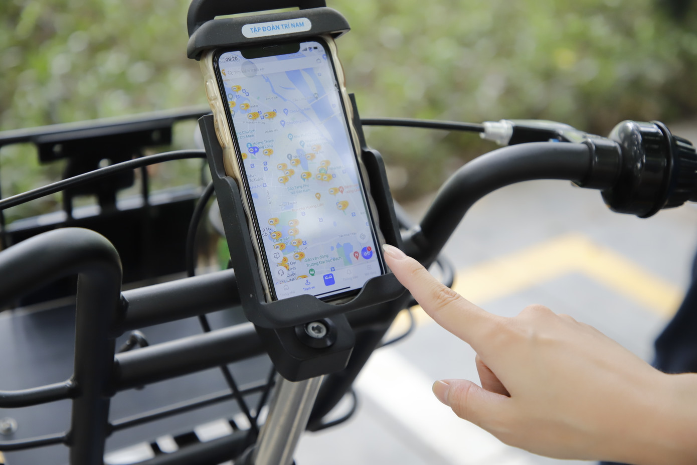 Chủ tịch Hội đồng quản trị Tập đoàn Trí Nam - đại diện chủ đầu tư cho biết sẽ cung cấp 600 xe đạp (500 xe đạp cơ, 100 xe đạp điện) trên địa bàn 6 quận thí điểm giai đoạn 1 gồm: Ba Đình, Đống Đa, Tây hồ, Thanh Xuân và Hai Bà Trưng. Chi phí cho mỗi lượt 30 phút là 5.000 đồng với xe đạp thường, 10.000 đồng với xe đạp điện; phí thuê xe cả ngày với hai loại xe lần lượt 60.000 và 120.000 đồng. Trong ảnh: Bản đồ tích hợp trong ứng dụng TNGO cho phép người dùng dễ dàng nhìn thấy những điểm đặt xe đạp công cộng, đồng thời cũng có chức năng chỉ đường như bản đồ bình thường. Chủ tịch Hội đồng quản trị Tập đoàn Trí Nam - đại diện chủ đầu tư cho biết sẽ cung cấp 600 xe đạp (500 xe đạp cơ, 100 xe đạp điện) trên địa bàn 6 quận thí điểm giai đoạn 1 gồm: Ba Đình, Đống Đa, Tây hồ, Thanh Xuân và Hai Bà Trưng. Chi phí cho mỗi lượt 30 phút là 5.000 đồng với xe đạp thường, 10.000 đồng với xe đạp điện; phí thuê xe cả ngày với hai loại xe lần lượt 60.000 và 120.000 đồng. Trong ảnh: Bản đồ tích hợp trong ứng dụng TNGO cho phép người dùng dễ dàng nhìn thấy những điểm đặt xe đạp công cộng, đồng thời cũng có chức năng chỉ đường như bản đồ bình thường.