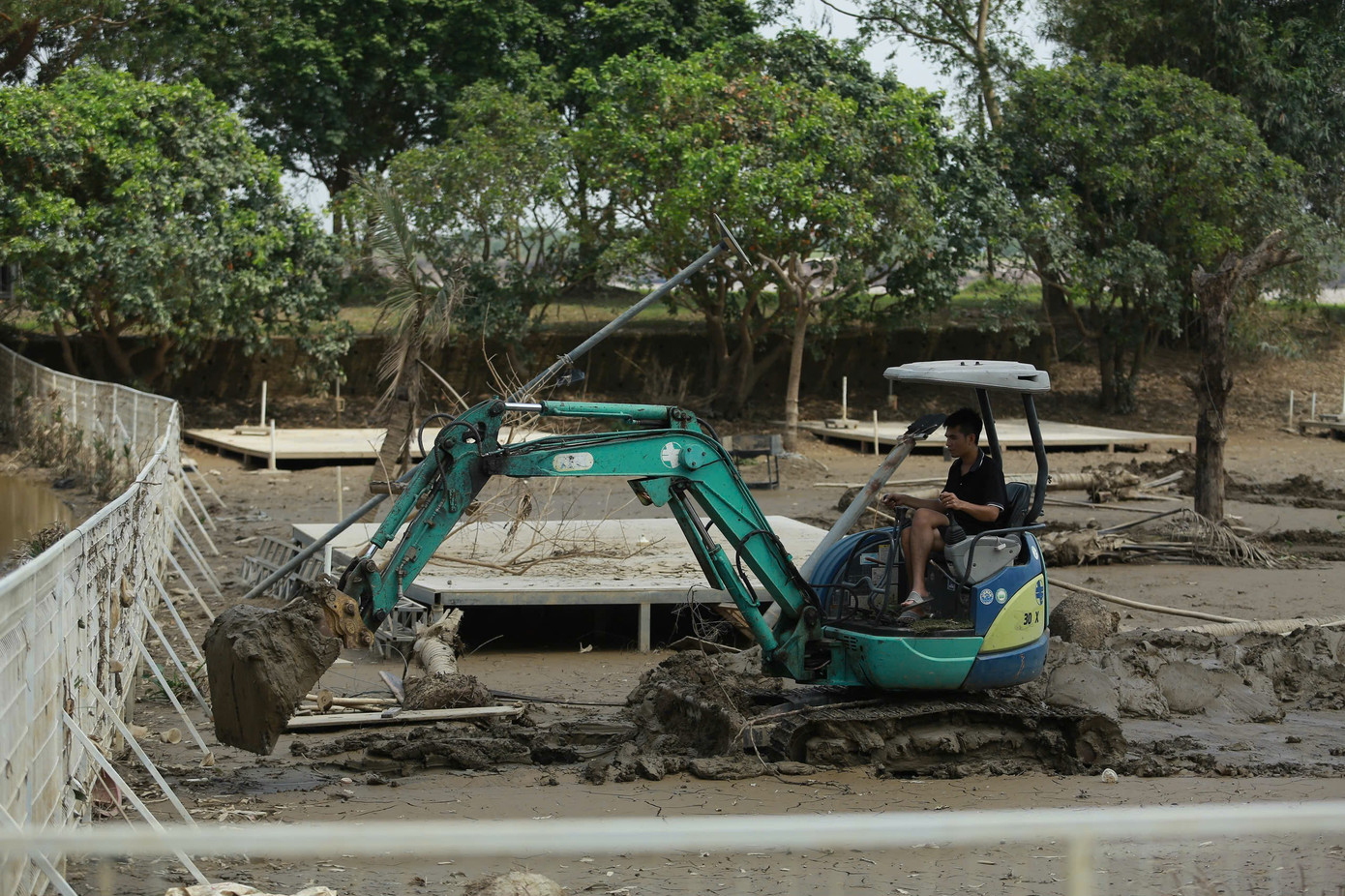 Ông Lưu Đức Mạnh quản lý bãi đá sông Hồng cho biết do chủ quan và không nghĩ nước có thể lên cao như thế nên không kịp sơ tán đồ đạc, tất cả trang thiết bị, máy móc, đồ dùng tại đây đều bị ngâm nước suốt quãng thời gian nước dâng và hỏng hóc nghiêm trọng. Ước tính thiệt hại có thể lên tới hơn 10 tỷ đồng.