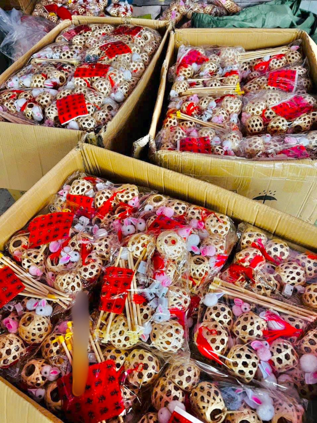 Những đơn hàng chuẩn bị được đóng thùng để gửi đến khách sỉ gồm đầy đủ lồng, thỏ, gậy, dây treo và đèn Những đơn hàng chuẩn bị được đóng thùng để gửi đến khách sỉ gồm đầy đủ lồng, thỏ, gậy, dây treo và đèn