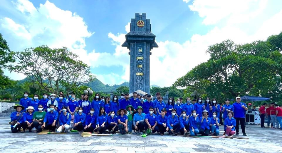 Tại đây, các đoàn viên, thanh niên đã dâng hương, dâng hoa trước Tượng đài Tổ quốc ghi công.