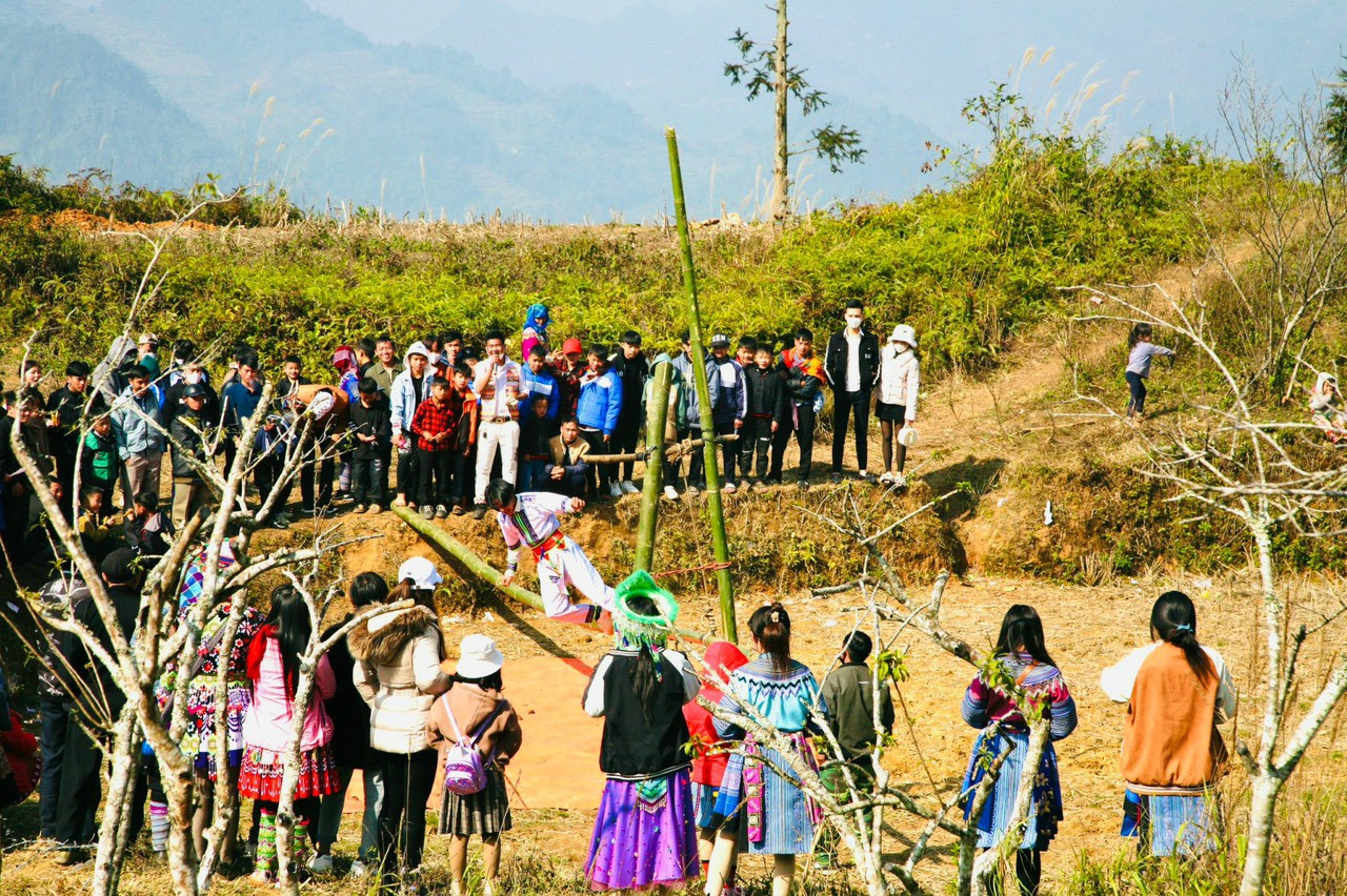 Địa điểm diễn ra lễ hội Gầu Tào được gọi là Hấu Tào (Đồi Hội), là một quả đồi thấp, đỉnh bằng phẳng tạo nên bãi đất rộng và được bao quanh bởi những ngọn đồi cao hơn, phía trước có không gian trũng hẹp và phải chạy theo hướng Đông để khi cây nêu được dựng lên sẽ đón được ánh nắng mặt trời. Ảnh: Võ Tuấn Hùng. Địa điểm diễn ra lễ hội Gầu Tào được gọi là Hấu Tào (Đồi Hội), là một quả đồi thấp, đỉnh bằng phẳng tạo nên bãi đất rộng và được bao quanh bởi những ngọn đồi cao hơn, phía trước có không gian trũng hẹp và phải chạy theo hướng Đông để khi cây nêu được dựng lên sẽ đón được ánh nắng mặt trời. Ảnh: Võ Tuấn Hùng.