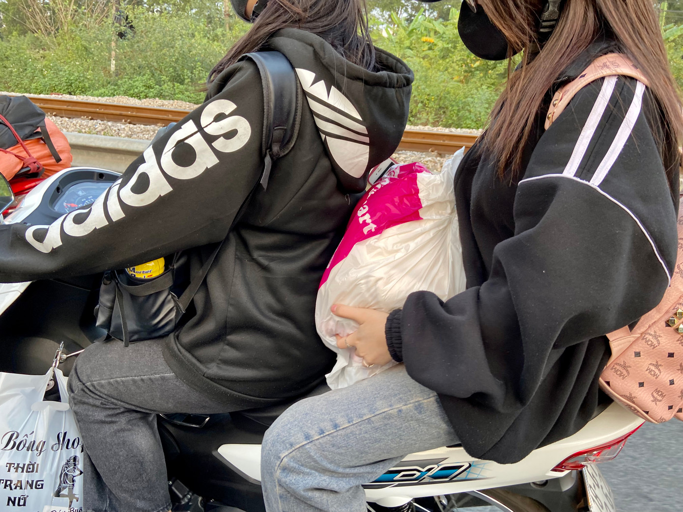 Nhiều người tay xách nách mang trở lại thủ đô.