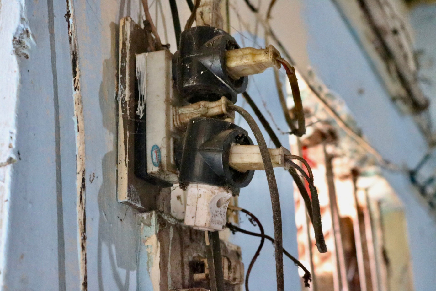 Những ổ điện cũ kỹ, chằng chịt dây và phích cắm.