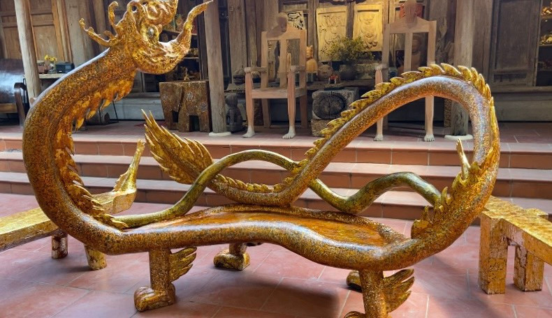 Ghế rồng được dát 2.500 lá vàng có giá trị lên tới 2 tỷ.