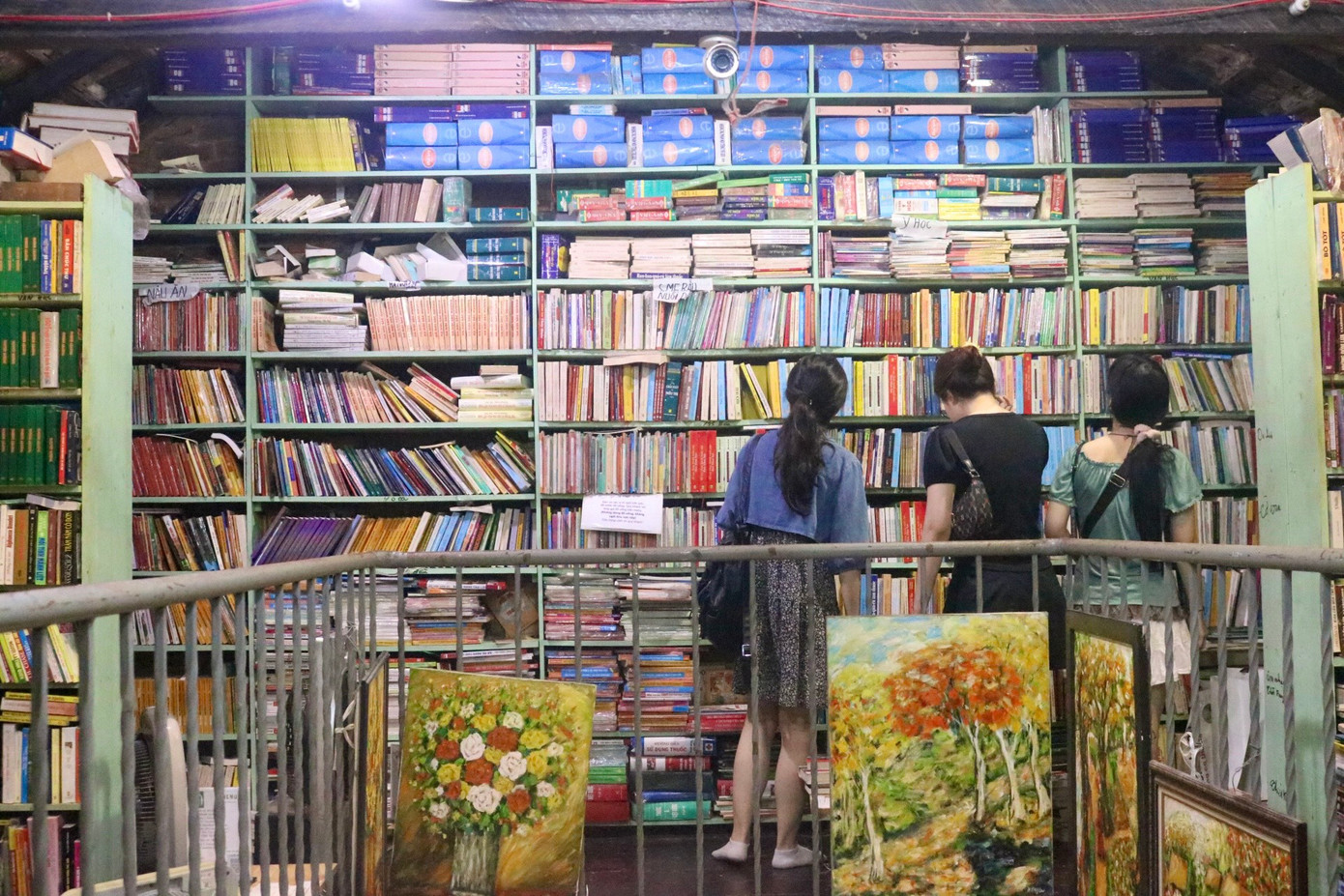 Một vài năm trở lại đây, khi công nghệ phát triển, lượng khách của nhà sách không những không giảm mà có phần còn tăng hơn trước. Ngoài tệp khách quen, giới trẻ ngày nay cũng có cách &quot;truyền tai nhau&quot; rất nhanh, lượng người tìm đến với tiệm sách cũng vì thế ngày một tăng.