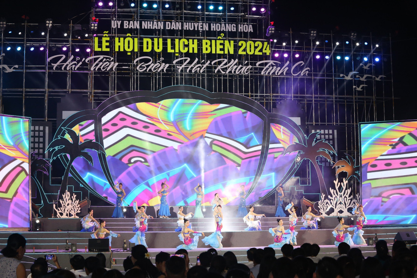 Nhiều tiết mục văn nghệ đặc sắc diễn ra trong lễ khai mạc.