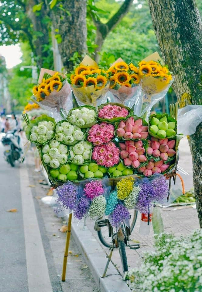 Cả chục loài hoa chen chúc nhau trên chiếc xe nhỏ khiến ai qua đường cũng phải chạy chậm lại một nhịp để mà thỏa sức ngắm hay mua cho những bó hoa tươi tắn này. Cả chục loài hoa chen chúc nhau trên chiếc xe nhỏ khiến ai qua đường cũng phải chạy chậm lại một nhịp để mà thỏa sức ngắm hay mua cho những bó hoa tươi tắn này.
