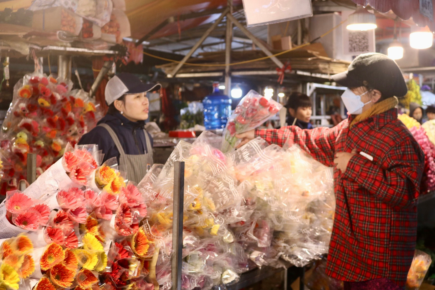 Theo ghi nhận vào đêm 14 rạng sáng 15 tháng Giêng tại chợ hoa Quảng An chỉ có lác đác khách lẻ tới mua hoa.
